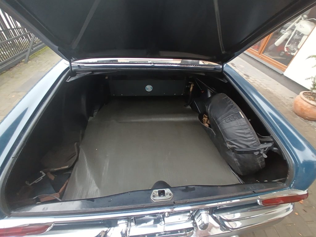 Mercedes W111 Coupe 220 | Czesci do zabytkowych mercedesów | www.legendcars.eu